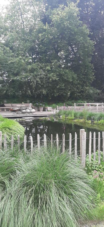 Huize Koempoelan Bed & Breakfast Naarden Bagian luar foto