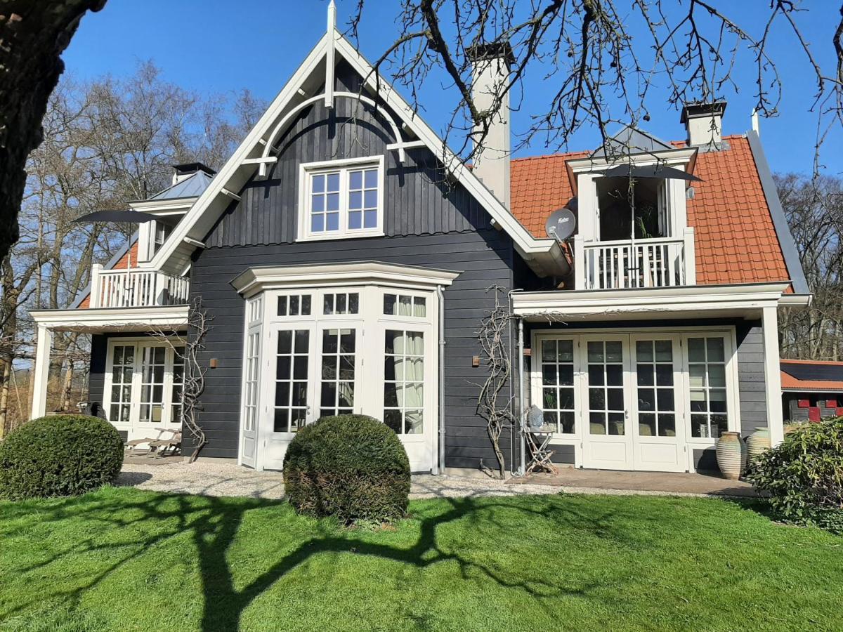 Huize Koempoelan Bed & Breakfast Naarden Bagian luar foto