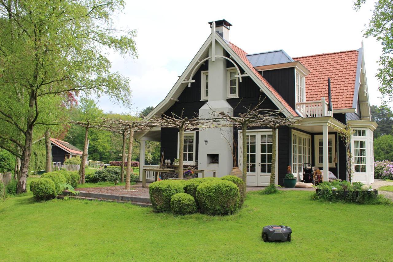 Huize Koempoelan Bed & Breakfast Naarden Bagian luar foto