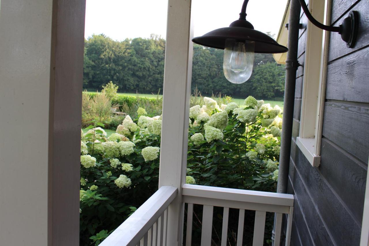 Huize Koempoelan Bed & Breakfast Naarden Bagian luar foto