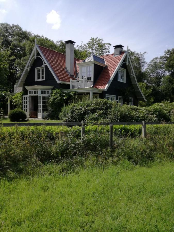 Huize Koempoelan Bed & Breakfast Naarden Bagian luar foto