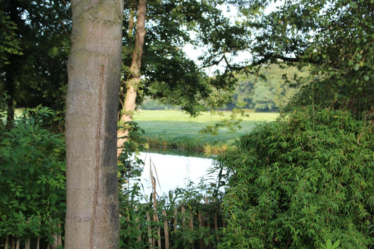 Huize Koempoelan Bed & Breakfast Naarden Bagian luar foto