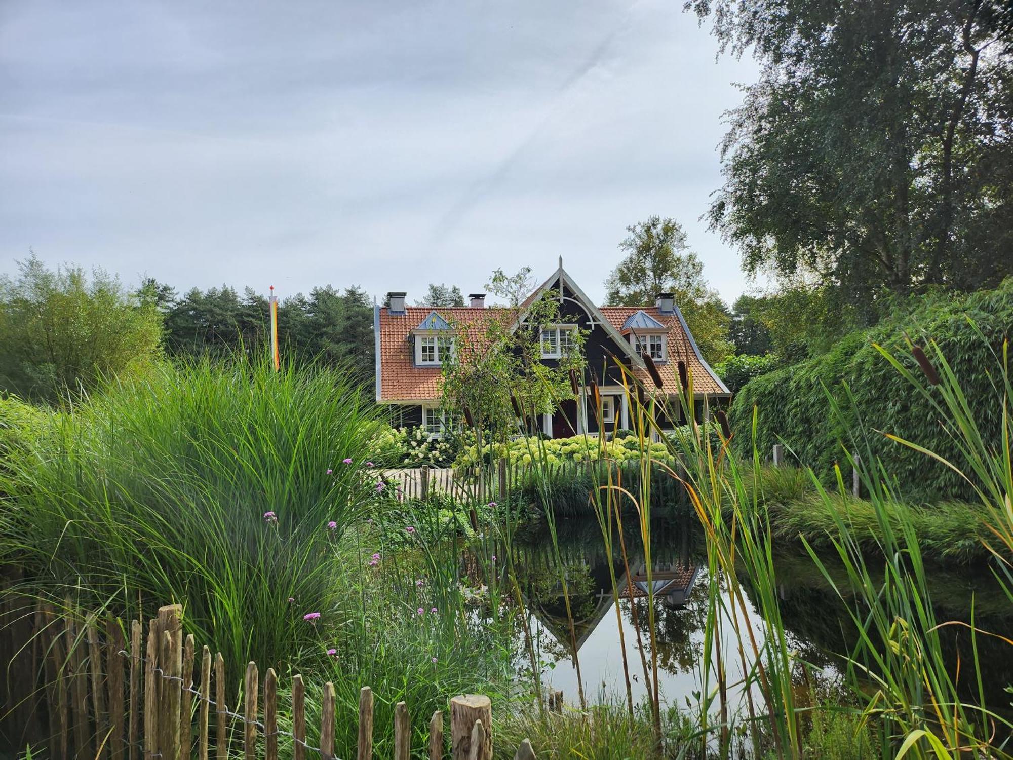 Huize Koempoelan Bed & Breakfast Naarden Bagian luar foto