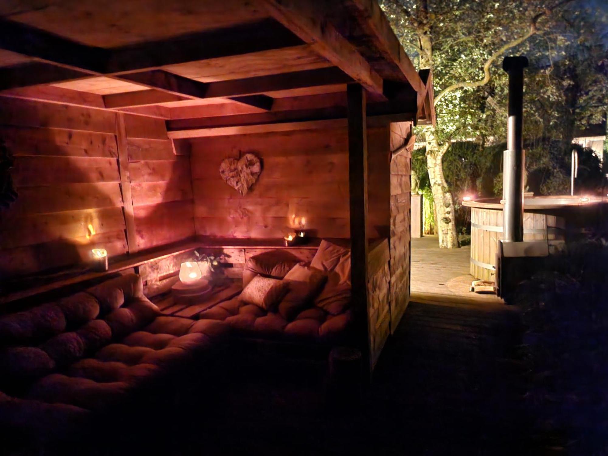 Huize Koempoelan Bed & Breakfast Naarden Bagian luar foto