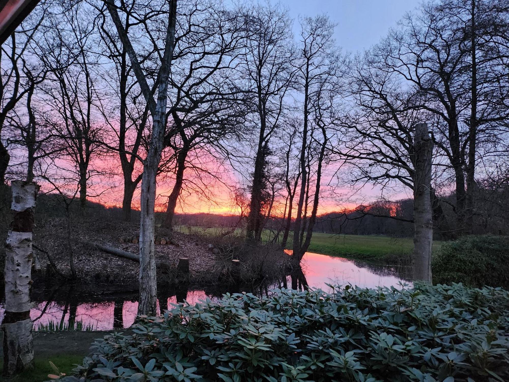 Huize Koempoelan Bed & Breakfast Naarden Bagian luar foto