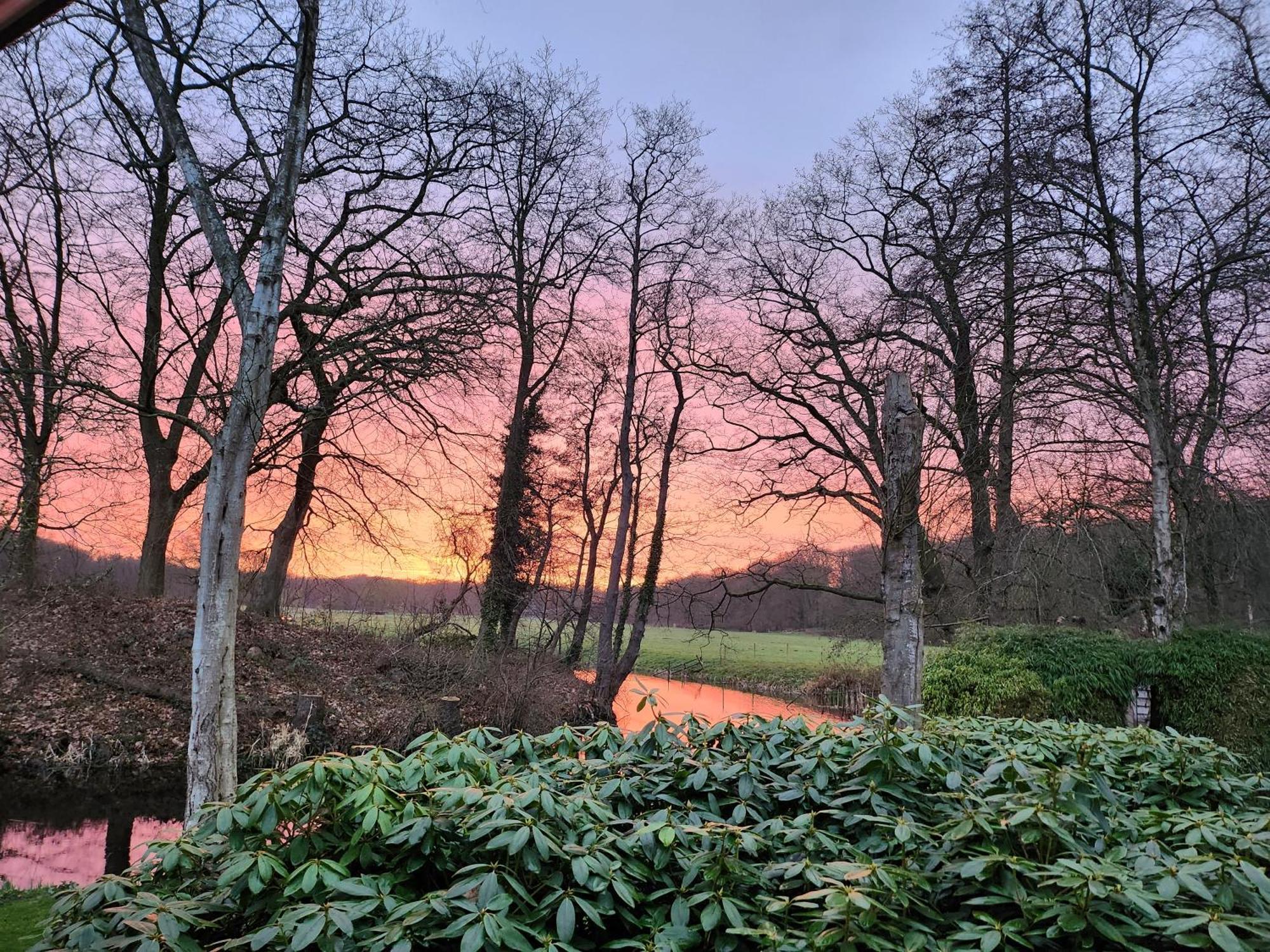 Huize Koempoelan Bed & Breakfast Naarden Bagian luar foto